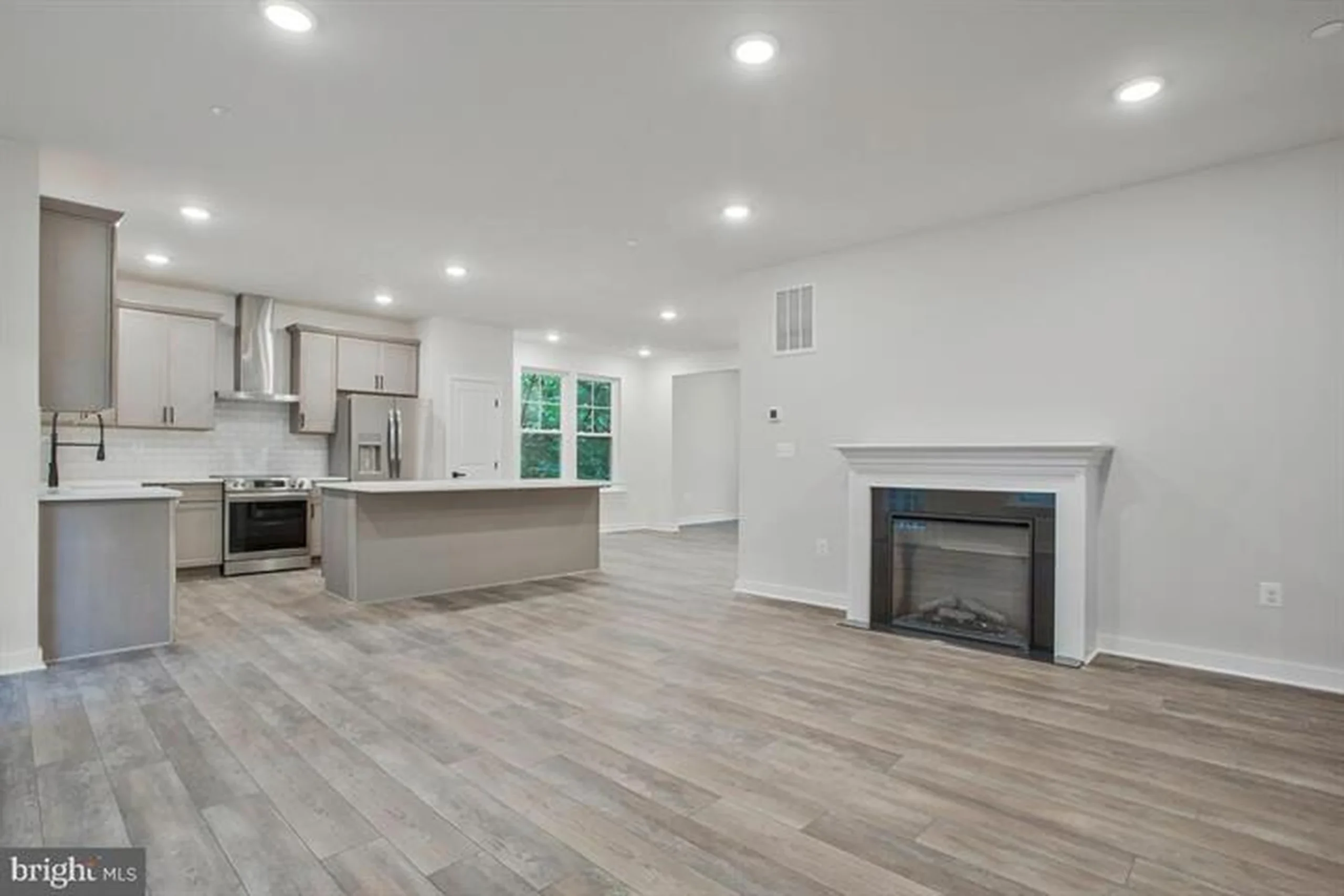 1209 Johnson Dr - Living Area