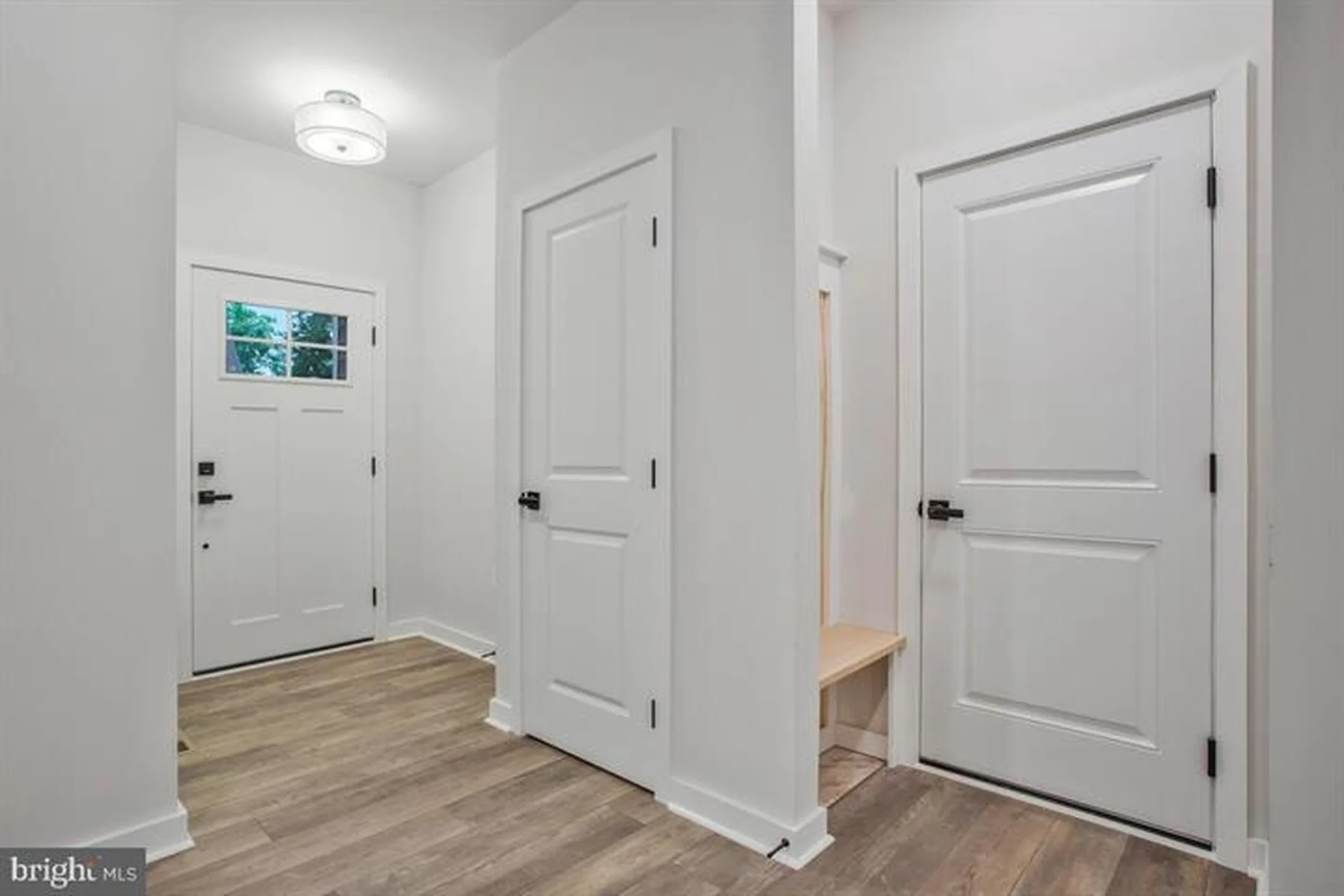 1209 Johnson Dr - Entry
