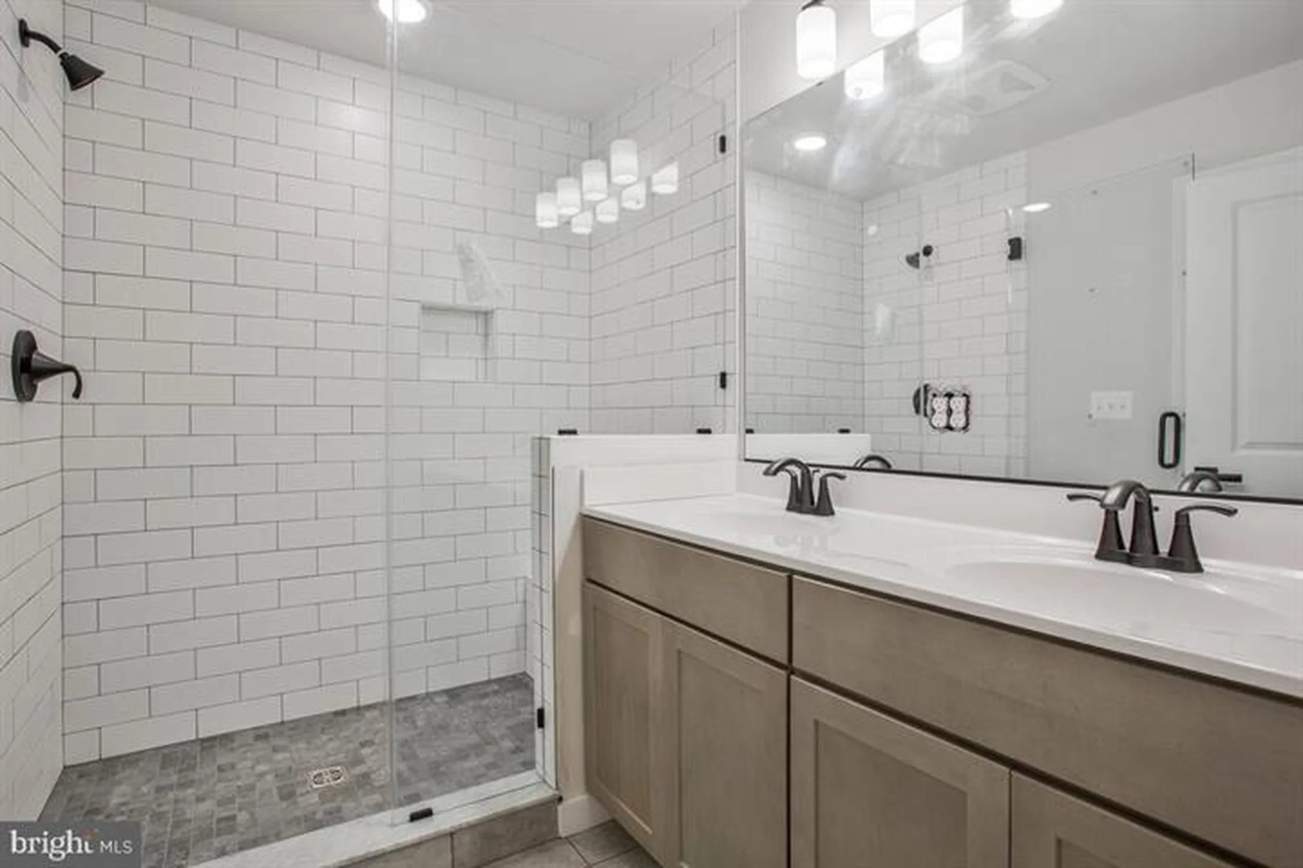 1209 Johnson Dr - Primary Bathroom