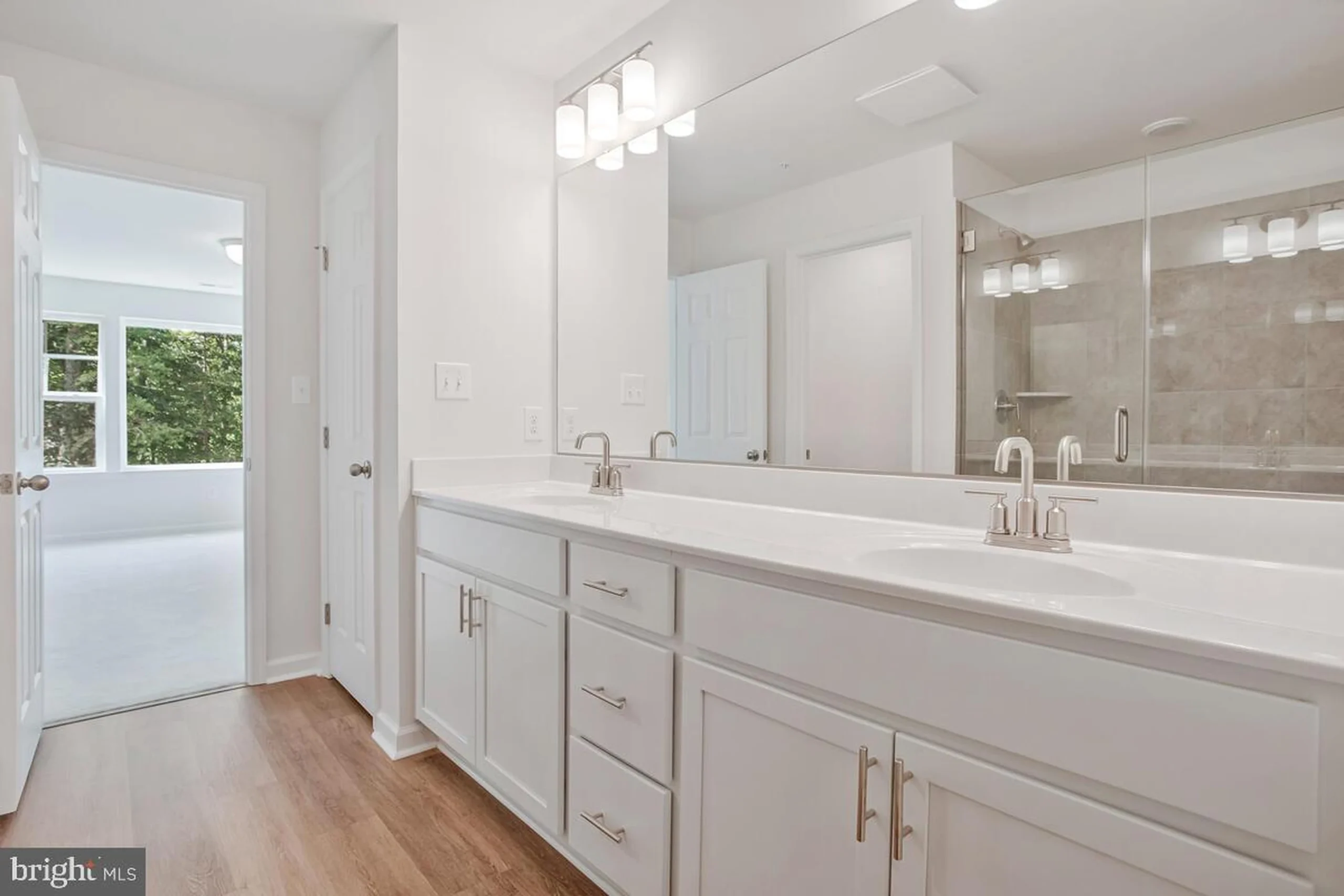 1237 Spruce Avenue - Primary Bathroom