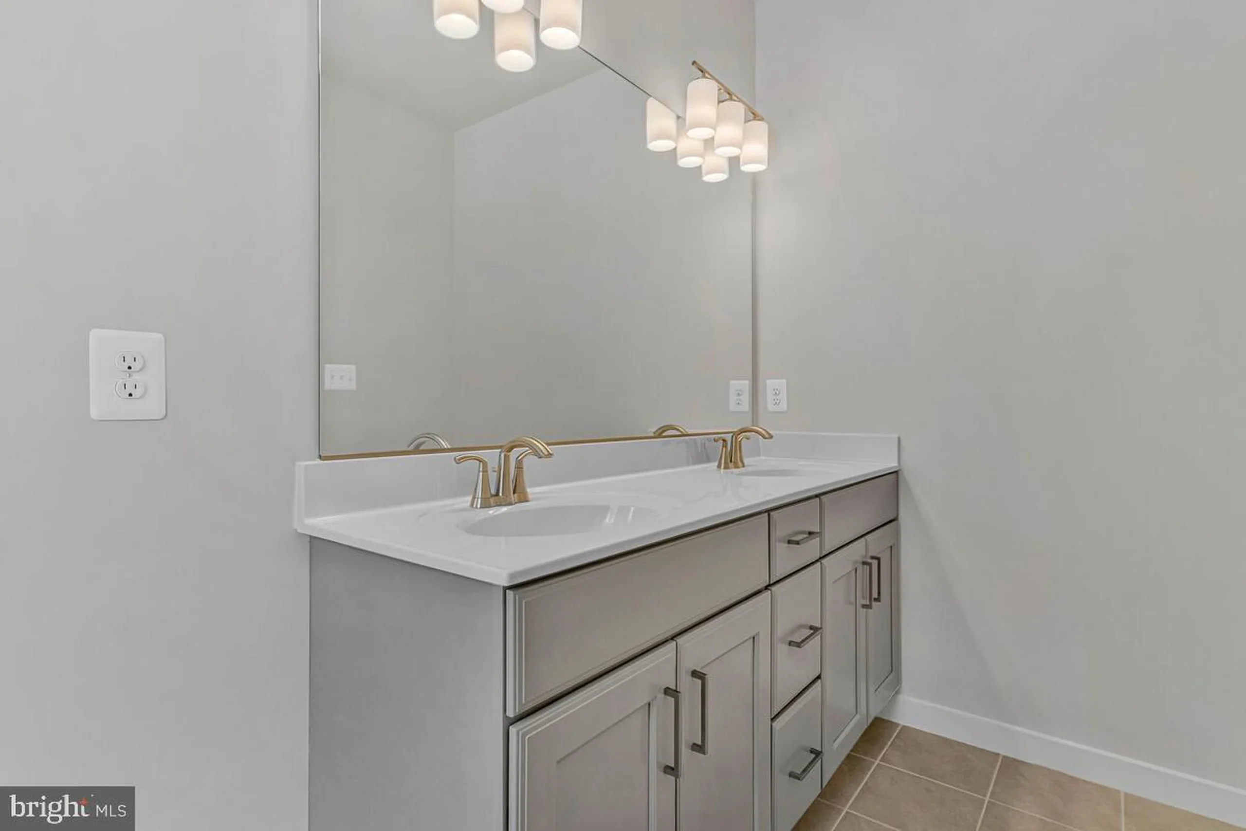 313 Columbia Lane - Primary Bathroom